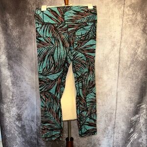 Lululemon crop size 10 - Discontinued Rare Color: Palm Lace Tofino teal